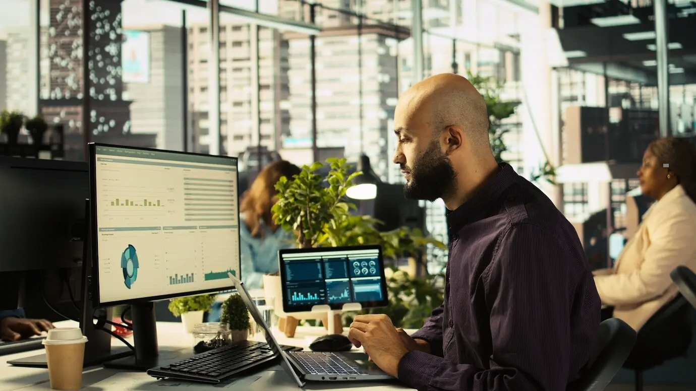 Pizarra identificando obstáculos en la implementación de sistemas de alfabetización financiera